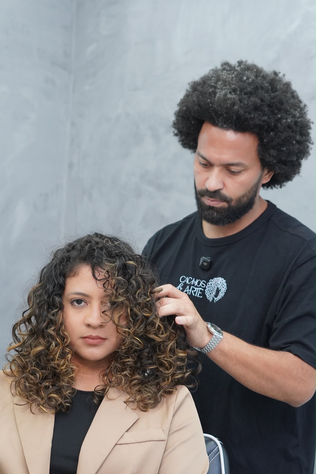 Finalização de cachos com mechas
